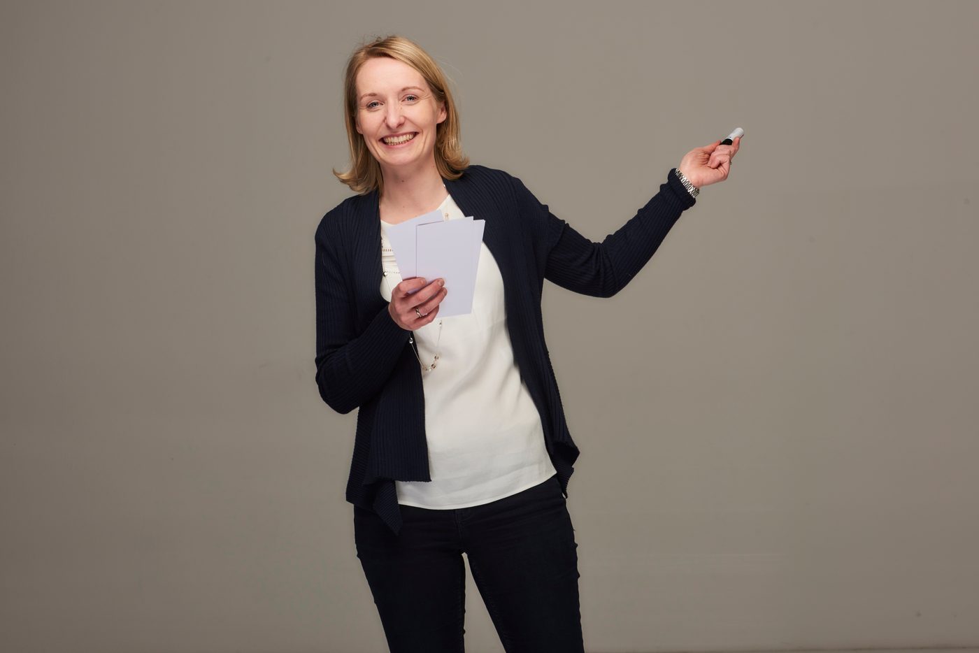 Katharina Bollig mit Moderationskarten und Stift – Teamcoaching und Workshop-Moderation