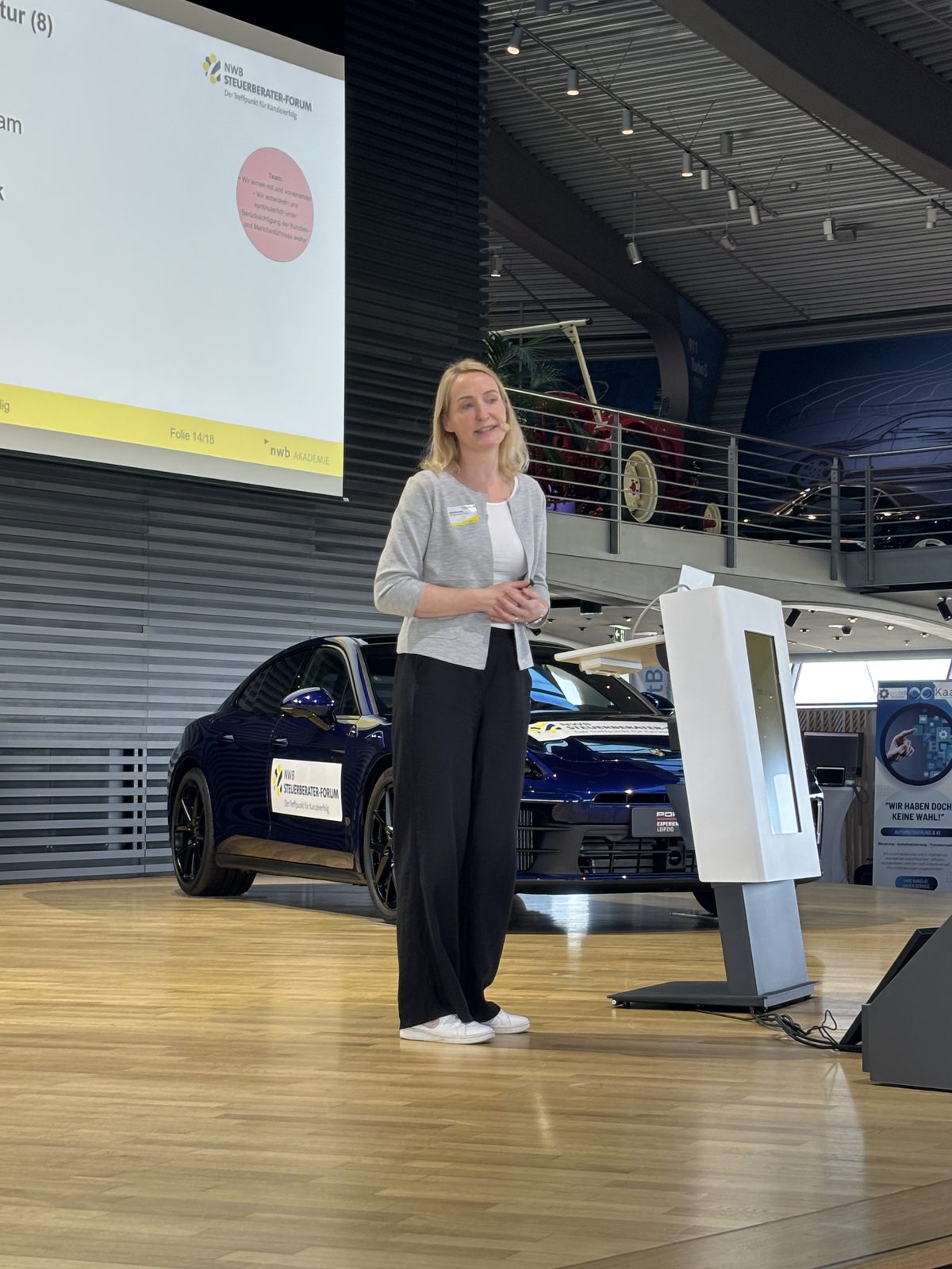 Katharina Bollig hält einen Vortrag über Lernkultur beim NWB Steuerberater-Forum