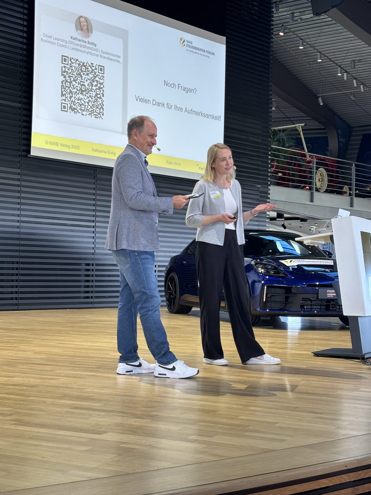 Katharina Bollig auf der Bühne des NWB Steuerberater-Forums in der Fragerunde