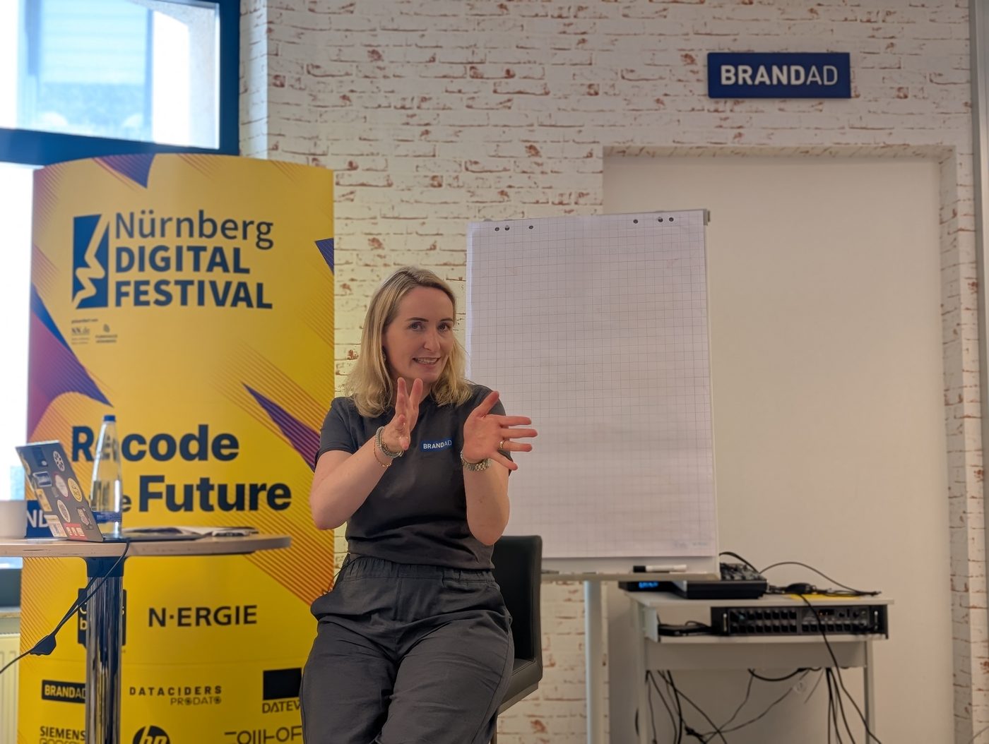 Katharina Bollig im Gespräch mit Teilnehmenden während eines Workshops