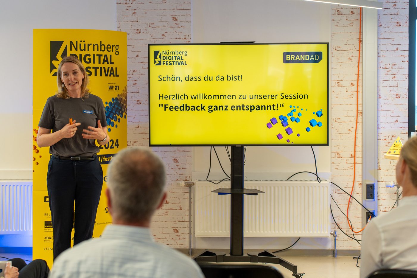 Katharina Bollig eröffnet die Session ‚Feedback ganz entspannt!' beim Nürnberg Digital Festival